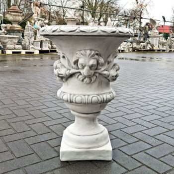 Vaas met fruit en leeuwenkoppen