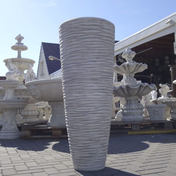 Hoge bloempot met reliëf