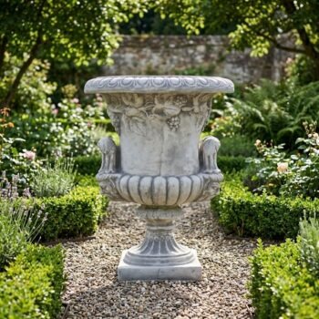 Grote vaas met druivenranken bij tuinbeeldenwinkel