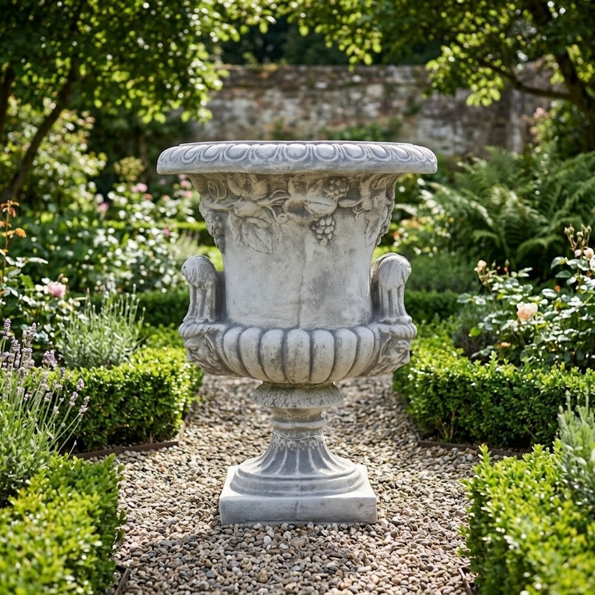 Grote vaas met druivenranken bij tuinbeeldenwinkel